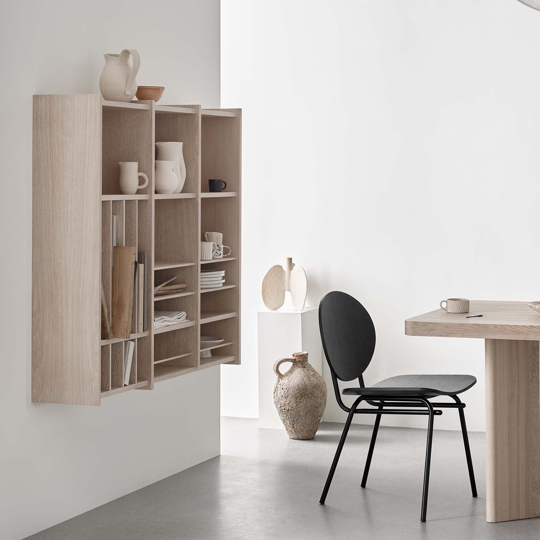 Square shelving in natural oak veener